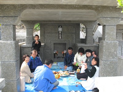 十六日祭は、家族で墓参り＆墓の庭で昼食会
